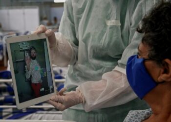 Payasos y videollamadas para animar a pacientes COVID-19 en Brasil. Foto captura de video AFP.