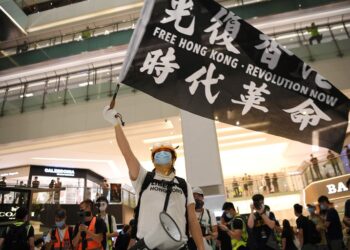 Un manifestante pro-democracia en Hong Kong el 12 de junio de 2020 (REUTERS/Laurel Chor)
