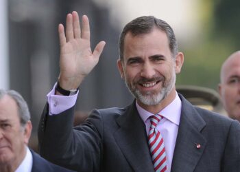 Spanish King Felipe VI waves on arrival before attending the Real Maestranza Caballeria university awards ceremony in Sevilla on June 12, 2015. Spain's King Felipe VI today issued a decree stripping his sister Princess Cristina of her title as Duchess of Palma, the palace announced Thursday, as the royal sibling faces tax evasion charges in a scandal that has embarrassed the monarchy. AFP PHOTO / CRISTINA QUICLER SPAIN-ROYALS-KING