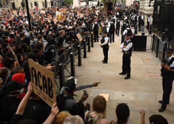 Tensión en Londres entre policías y manifestantes por muerte de Floyd. Foto de archivo.