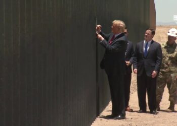 Trump estampa su firma en una sección del muro fronterizo entre EEUU y México. Foto captura de video.