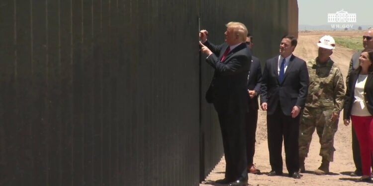 Trump estampa su firma en una sección del muro fronterizo entre EEUU y México. Foto captura de video.