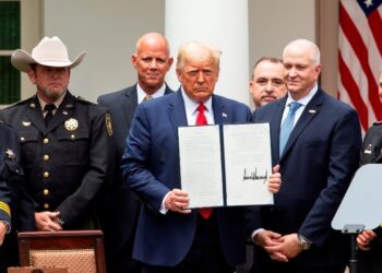 Trump firma un decreto para incentivar buenas prácticas de la policía. Foto agencias.
