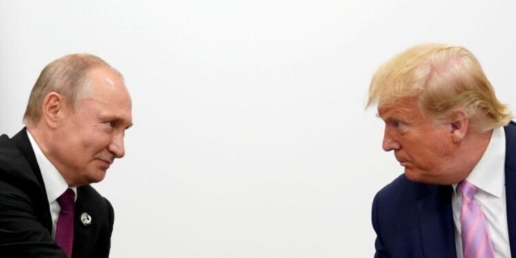 Vladimir Putin y Donald Trump. Foto REUTERS. Kevin Lamarque.