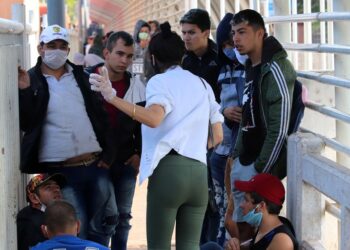 Ciudadanos paraguayos intentan cruzar el Puente de la Amistad (Reuters/archivo)