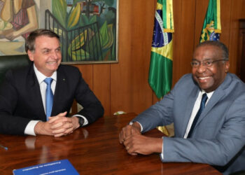 Handout picture released by Brazilian Presidency press office of President Jair Bolsonaro (L) and his new Minister of Education Carlos Alberto Decotelli, the first black minister in his cabinet, at Planalto Palace in Brasilia, Brazil, on June 26, 2020. - Brazil's new Education Minister has not yet taken office, but he is already the subject of much controversy, with several of the academic titles on his resume being contested. (Photo by Marcos CORREA / Brazilian Presidency / AFP) / RESTRICTED TO EDITORIAL USE - MANDATORY CREDIT "AFP PHOTO / BRAZILIAN PRESIDENCY / MARCELO CORREA " - NO MARKETING - NO ADVERTISING CAMPAIGNS - DISTRIBUTED AS A SERVICE TO CLIENTS