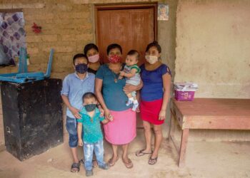 Fotografía fechada el 5 de junio de 2020 que muestra a Berta y su familia quienes han recibido comida por parte de una programa de alimentación escolar con comida de productores locales en Jocotán (Guatemala). Guatemala es ejemplo de éxito en mantener la cobertura de alimentación escolar en tiempos de pandemia, dando cobertura a 2,5 millones de estudiantes, la misma cantidad que antes de que el coronavirus paralizara las actividades. Las hortalizas de Elda Magalí Interiano, en el municipio de Jocotán, del departamento de Chiquimula, unos 200 kilómetros al este de la capital de Guatemala, han sufrido las inclemencias del mercado: un exceso de oferta ante la poca demanda provocada por el confinamiento y algunas decisiones políticas. EFE/Esteban Biba