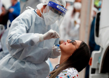 Trabajadores de la salud realizan pruebas para el Covid-19 el pasado 9 de junio del 2020, frente al hospital de Kennedy, en Bogotá (Colombia). EFE/Carlos Ortega