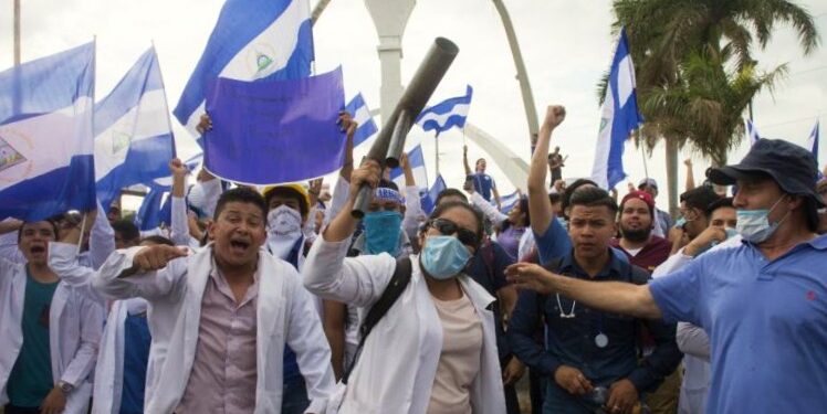 Managua 11 de Mayo 2018 Medicos y estudiante de medicina realizan marcha pacifica a UNAN Managua en respaldo a estudiantes autoconvocados en las muertes y represion del gobierno de Daniel Ortega. Foto Jader Flores/ LA PRENSA