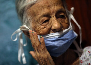 María Araque, de 90 años, usa una mascarilla protectora en su casa, durante una cuarentena nacional debido al brote de un nuevo coronavirus (COVID-19), en Caracas, Venezuela. 25 de marzo de 2020. REUTERS/Manaure Quintero.