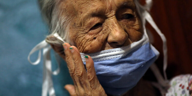 María Araque, de 90 años, usa una mascarilla protectora en su casa, durante una cuarentena nacional debido al brote de un nuevo coronavirus (COVID-19), en Caracas, Venezuela. 25 de marzo de 2020. REUTERS/Manaure Quintero.