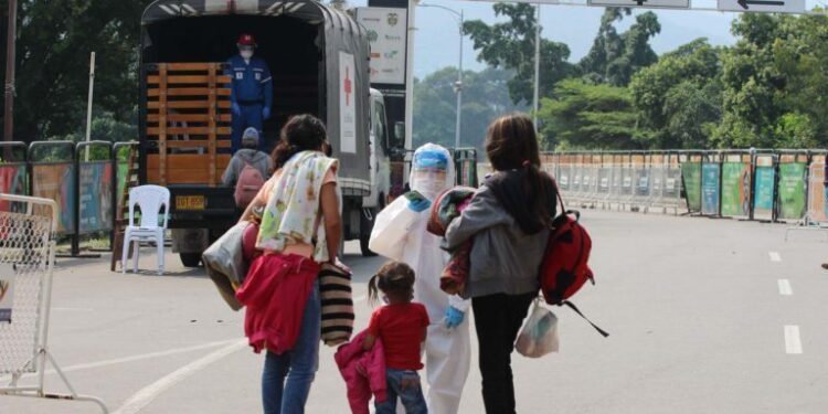 04-28-2020- Venezolanos osn tamizados en el puente Simon Bolivar el Martes 28 de Abril de 2020 luego de llegar de Bogota y Bucaramanga al pedir el retorno voluntario a supais en tiempo de cuarentena por el COVID-19.