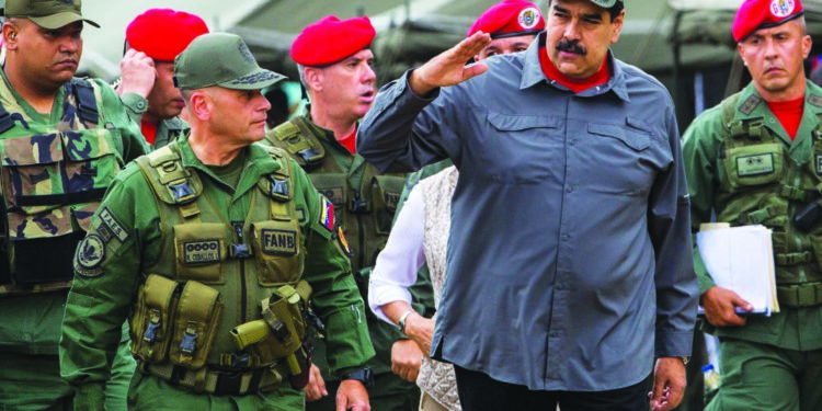 CAR02. CARACAS (VENEZUELA), 24/02/2018.- El presidente de Venezuela, Nicolás Maduro (d), saluda a su llegada para presenciar ejercicios militares de la Fuerza Armada Nacional Bolivariana (FANB), acompañado del jefe del Comando Estratégico Operacional de la FANB, Remigio Ceballos (i), hoy, sábado 24 de febrero de 2018, en las instalaciones militares del Fuerte Tiuna en Caracas (Venezuela). Maduro dio inicio hoy a los ejercicios militares convocados para este fin de semana, para demostrar que su país es "territorio de independencia" y ante supuestos llamados de EE.UU. a la Fuerza Armada a que den un "golpe de Estado". EFE/Cristian Hernández
