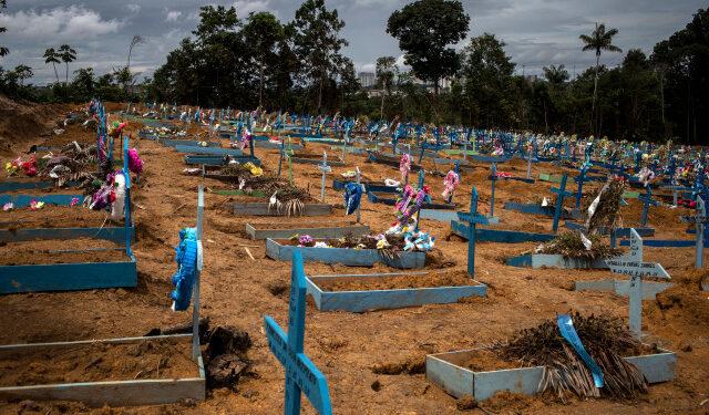 AME6336. MANAOS (BRASIL), 24/06/2020.- Fotografía de una sección destinada para víctimas del COVID-19, el 28 de abril de 2020, en el cementerio Nossa Senhora Aparecida, en Manaos, estado Amazonas (Brasil). Los casos globales de COVID-19 superaron hoy la barrera de los nueve millones, mientras que los fallecidos son 473.000, de los que 97.700 se han registrado en Latinoamérica, una de las regiones actualmente más afectadas, de acuerdo con las estadísticas de la Organización Mundial de la Salud (OMS). EFE/ Raphael Alves