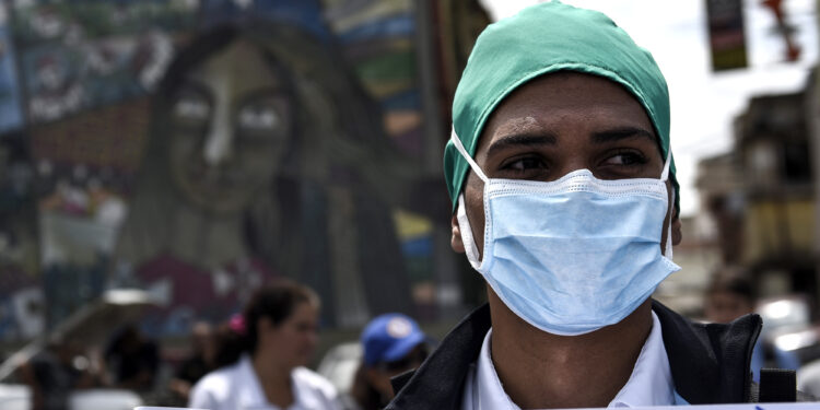 A demonstrators hold signs during a protest  for the hospital crisis and better salaries in The Varga's Hospital in Caracas, Venezuela, on Tuesday , April 17, 2018. Photographer: Carlos Becerra / Bloomberg