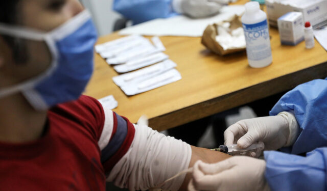 Medical workers take blood samples from a man for a coronavirus disease (COVID-19) rapid test at a medical facility due to the COVID-19 outbreak in Caracas, Venezuela April 15, 2020. Picture taken April 15, 2020. REUTERS/Manaure Quintero