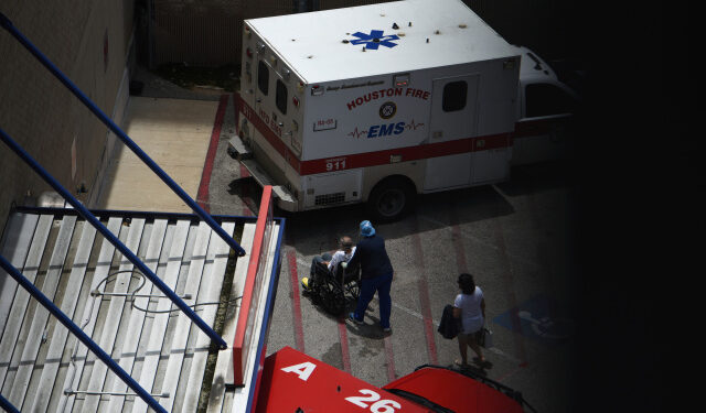 Una enfermera lleva un hombre que fue trasladado al Hospital Metodista de Houston en medio de una enfermedad de la coronavirus (COVID-19) en Houston, Texas, 28 de junio, EEUU, 2020.  REUTERS/Callaghan O'Hare