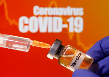 FOTO DE ARCHIVO: Un vial con una etiqueta en la que se lee "Vacuna" en inglés junto a una jeringuilla médica ante un fondo en el que se lee "Coronavirus COVID-19" en esta fotografía de ilustración tomada el 10 de abril de 2020. REUTERS/Dado Ruvic/Ilustración