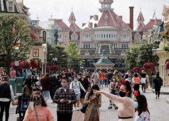 First visitors arrive at Disneyland Paris as the theme park reopens its doors to the public in Marne-la-Vallee, near Paris, following the coronavirus disease (COVID-19) outbreak in France, July 15, 2020.   REUTERS/Charles Platiau