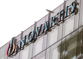 FOTO DE ARCHIVO: El logo de la compañía Novartis en un edificio de la farmacéutica suiza en Rotkreuz, Suiza, el 29 de enero de 2020. REUTERS/Arnd Wiegmann/Foto de archivo