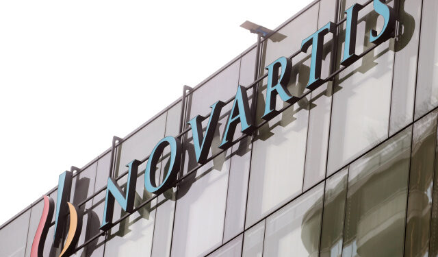 FOTO DE ARCHIVO: El logo de la compañía Novartis en un edificio de la farmacéutica suiza en Rotkreuz, Suiza, el 29 de enero de 2020. REUTERS/Arnd Wiegmann/Foto de archivo