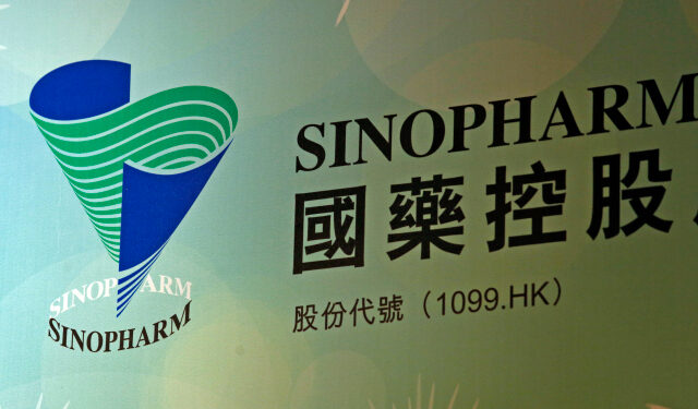 El logo de Sinopharm Group Co Ltd en una conferencia de prensa de la compañía estatal en Hong Kong. FOTO DE ARCHIVO. REUTERS/Bobby Yip
