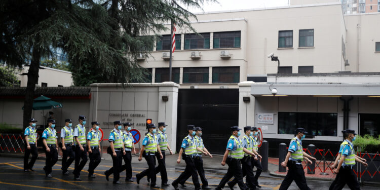 Oficiales de policía pasan por delante del Consulado General de los Estados Unidos en Chengdu, provincia de Sichuan, China 25 de julio, 2020. REUTERS/Thomas Peter