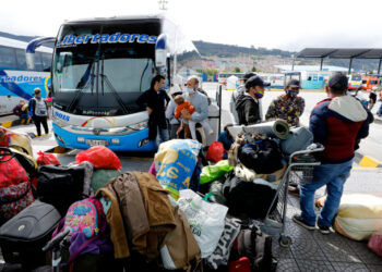 BOG400. BOGOTÁ (COLOMBIA), 02/07/2020.- Migrantes venezolanos se preparan para tomar un bus que los llevará hasta la frontera en Cúcuta o Arauca este jueves, en Bogotá (Colombia). Al menos 500 venezolanos empezaron su viaje de regreso a su país luego de permanecer cinco semanas en un campamento sostenido por palos y plásticos. EFE/ Mauricio Dueñas Castañeda