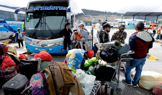 BOG400. BOGOTÁ (COLOMBIA), 02/07/2020.- Migrantes venezolanos se preparan para tomar un bus que los llevará hasta la frontera en Cúcuta o Arauca este jueves, en Bogotá (Colombia). Al menos 500 venezolanos empezaron su viaje de regreso a su país luego de permanecer cinco semanas en un campamento sostenido por palos y plásticos. EFE/ Mauricio Dueñas Castañeda