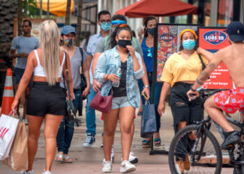 Varias personas caminan por Miami Beach, Florida, el 12 de julio de 2020. EFE/Cristóbal Herrera
