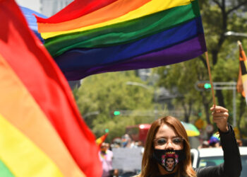 CORREGIR INFORMACIÓN (Corregir serie completa)*** AME9215. CIUDAD DE MÉXICO (MÉXICO), 27/06/2020.- Decenas de personas de la comunidad LGBT marchan este sábado, en Ciudad de México (México). Complementada con una marcha virtual, México celebra este sábado el Orgullo, una conmemoración a la que cada vez se suman más marcas. EFE/ Jorge Núñez