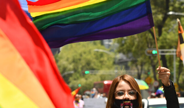 CORREGIR INFORMACIÓN (Corregir serie completa)*** AME9215. CIUDAD DE MÉXICO (MÉXICO), 27/06/2020.- Decenas de personas de la comunidad LGBT marchan este sábado, en Ciudad de México (México). Complementada con una marcha virtual, México celebra este sábado el Orgullo, una conmemoración a la que cada vez se suman más marcas. EFE/ Jorge Núñez