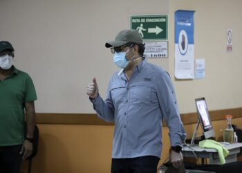 Handout picture released by the Honduran Presidency showing Honduras' President Juan Orlando Hernandez giving a thumb up as he leaves the Military Hospital after being discharged after recovering from the novel coronavirus COVID-19, in Tegucigalpa on July 2, 2020. - Hernandez had been admitted to hospital on June 17, 2020 after announcing he had contracted the coronavirus. (Photo by - / Honduras' Presidency / AFP) / RESTRICTED TO EDITORIAL USE - MANDATORY CREDIT "AFP PHOTO / HONDURAS PRESIDENCY" - NO MARKETING - NO ADVERTISING CAMPAIGNS - DISTRIBUTED AS A SERVICE TO CLIENTS