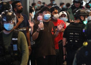 Hong Kong registra los primeros arrestos bajo la ley de seguridad en protesta.