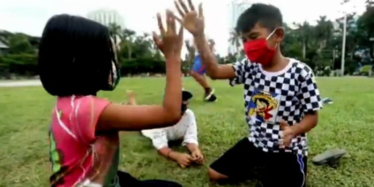 Indonesia, coronavirus, niños. Foto captura de video EFE.