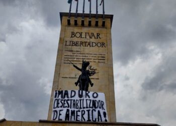 Monumento a los héroes Bogotá Colombia. Mensaje: "Maduro desestabilizador de América".
