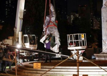 La estatua de Cristobal Colón es quitada del Parque Grant en Chicago, Illinois, EEUU, 24 de julio del 2020. REUTERS/Kamil Krzaczynski