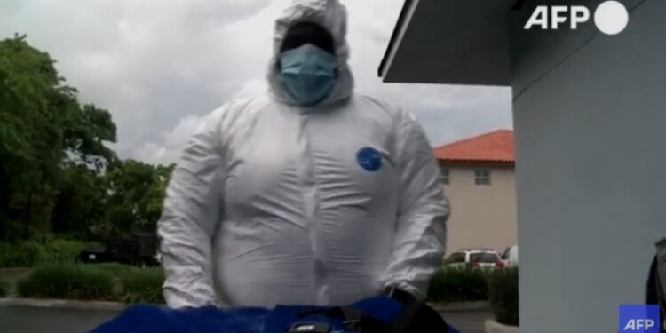 Trabajador funerario EEUU Florida. Foto captura de video AFP.