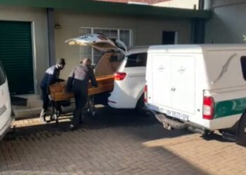 Trabajadores funerarios de Sudáfrica. Foto captura de video EFE.