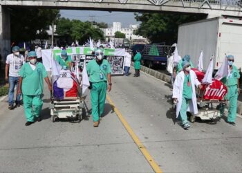 Trabajadores salvadoreños de salud. Foto captura de video AFP.