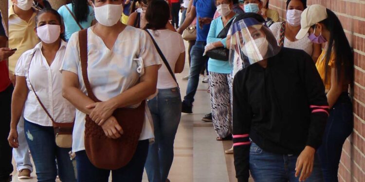 Fotografía que muestra unas personas aglomeradas en Barranquilla (Colombia). EFE/Ricardo Maldonado Rozo/Archivo