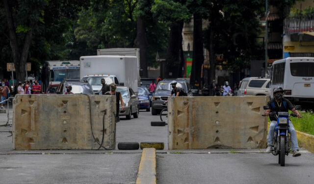 View of concrete blocks closing an entrance to the main avenue of the Paraiso neighborhood in Caracas on July 28, 2020, as COVID-19 coronavirus cases continue to rise. - The accesses to the neuralgic Francisco Fajardo highway, which crosses this city of 6 million people from pole to pole, are restricted by cement blocks or police and military vehicles that block channels, in an attempt by the authorities to reduce circulation between municipalities and stop the spread of the novel coronavirus. (Photo by Federico Parra / AFP)