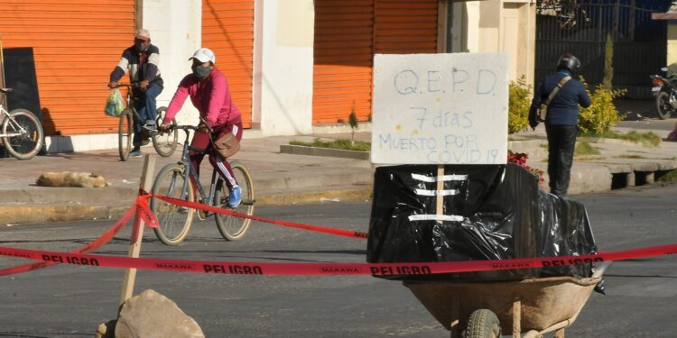 Un ataúd con un fallecido por coronavirus fue colocado en plena calle como protesta por no poder enterrarlo o incinerarlo, este sábado en Cochabamba (Bolivia). EFE/Jorge Ábrego