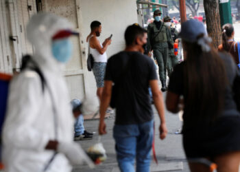 Members of the Bolivarian national guard wearing protective masks walk near a closed market during a nationwide quarantine as the spread of the coronavirus disease (COVID-19) continues, in Caracas, Venezuela April 20, 2020. REUTERS/Manaure Quintero
