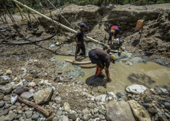 Men work at Nacupay gold mine on the bank of a river in El Callao, Bolivar state, southeastern Venezuela on February 24, 2017.
Although life in the mines of eastern Venezuela is hard and dangerous, tens of thousands from all over the country head for the mines daily in overcrowded trucks, pushed by the rise in gold prices and by the severe economic crisis affecting the country, aggravated recently by the drop in oil prices. / AFP PHOTO / JUAN BARRETO