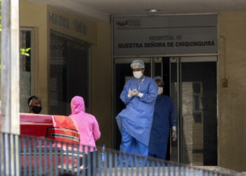 Medical personnel is seen outside the emergency room of the University Hospital in Maracaibo, Zulia State, Venezuela, on July 2, 2020, amid the COVID-19 coronavirus pandemic. - The flea market -closed since May 24- was a focus of infection of the new coronavirus in Maracaibo, the capital of the ruined oil-productive state of Zulia, now the most affected by the virus in the country, and which hospital is overflowing due to infected patients. (Photo by Luis BRAVO / AFP)