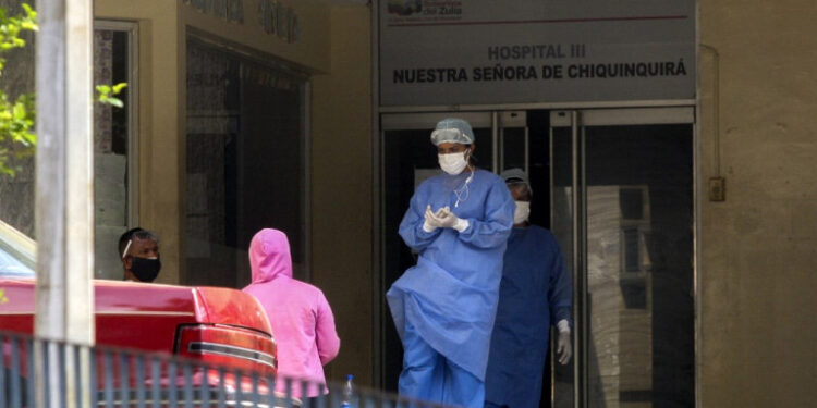 Medical personnel is seen outside the emergency room of the University Hospital in Maracaibo, Zulia State, Venezuela, on July 2, 2020, amid the COVID-19 coronavirus pandemic. - The flea market -closed since May 24- was a focus of infection of the new coronavirus in Maracaibo, the capital of the ruined oil-productive state of Zulia, now the most affected by the virus in the country, and which hospital is overflowing due to infected patients. (Photo by Luis BRAVO / AFP)