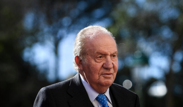 (FILES) In this file photo taken on February 07, 2018 Spanish former King Juan Carlos I arrives to attend the XII Meeting COTEC Europe "WORK 4.0, Rethinking the Human-Technology Alliance", held at Mafra National Palace, in Mafra. - Spain's former king Juan Carlos, at the centre of an alleged $100-million corruption scandal, has reportedly fled to the Dominican Republic after his shock announcement he was going into exile. Daily newspaper ABC reported on August 4, 2020 that he left Spain and flew to the Dominican Republic via Portugal. (Photo by PATRICIA DE MELO MOREIRA / AFP)