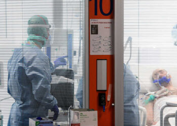 Medical workers wearing a face make and protection gear teand to a patient inside the new coronavirus intensive care unit of the Brescia Poliambulanza hospital, Lombardy, on March 17, 2020. (Photo by Piero CRUCIATTI / AFP)