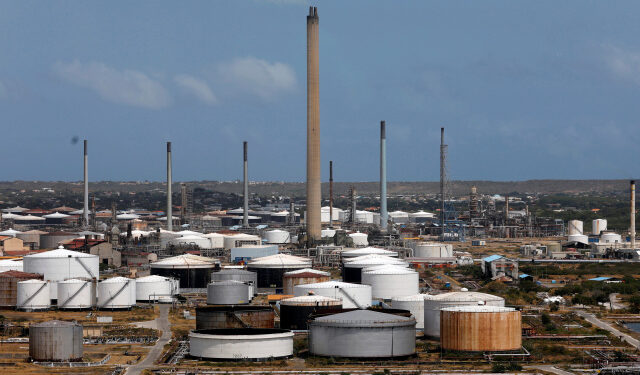 Imagen de archivo de la refinería Isla de PDVSA en Willemstad en la isla de Curazao. 22 de febrero, 2019. REUTERS/Henry Romero/Archivo